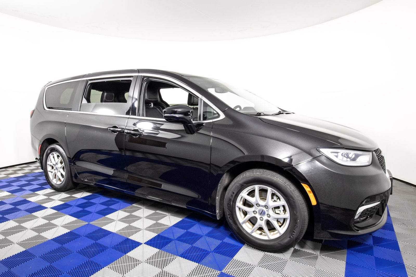 2025 Chrysler Pacifica Select in Black — front three-quarter view